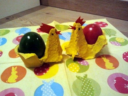 Eierbecher in Hennenform für Ostern
